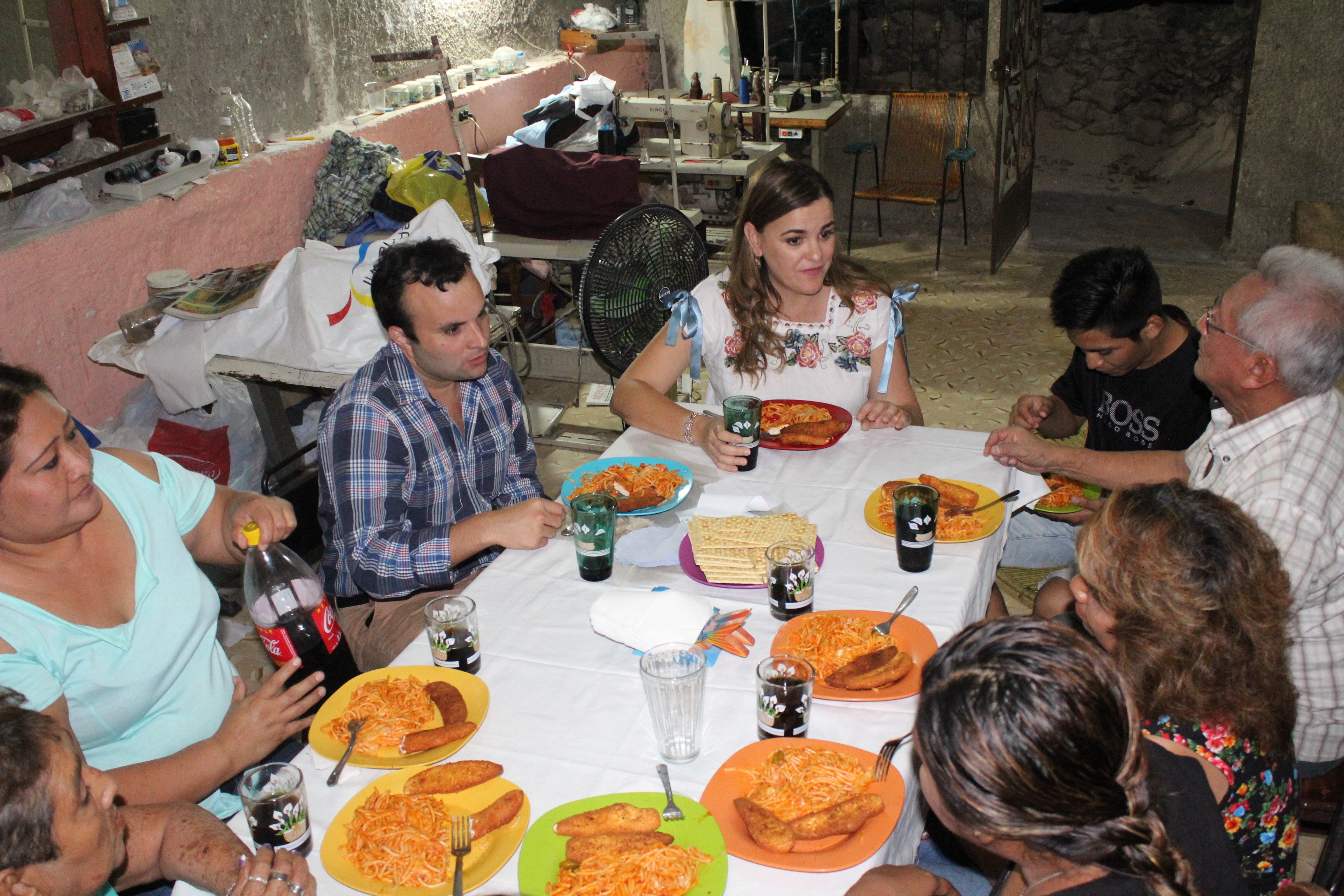 Visita Cecilia Patrón a antiguos amigos de Cinco Colonias.