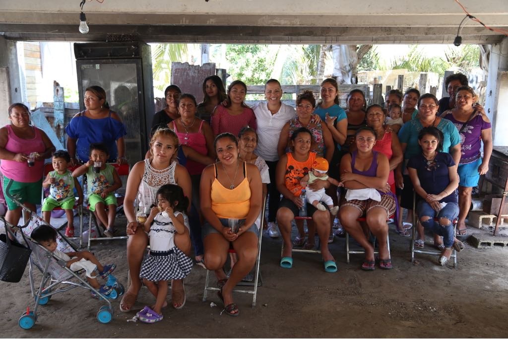 Madres de familia de Chelem expresan inquietudes a Lila Frías
