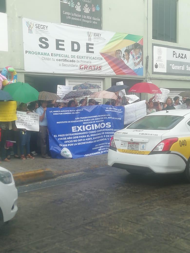Manifestación del Sindicato del IEAEY por un movimiento nacional