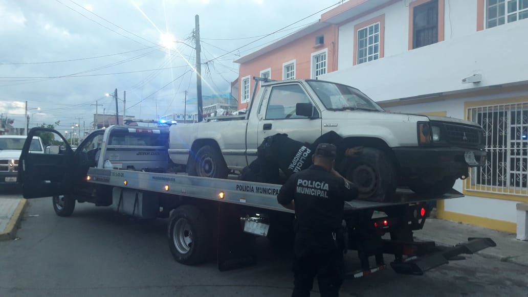 Policía Municipal retira de la vialidad vehículo abandonado