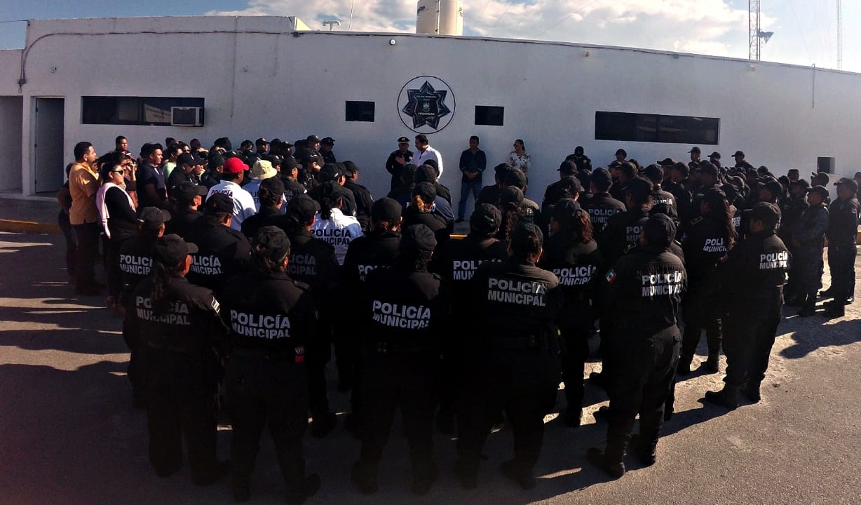 El Presidente Julián Zacarías Curi platica con los elementos de la policía municipal. 